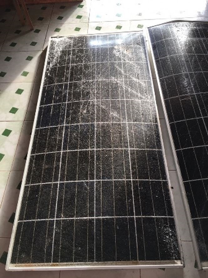 Pin năng lượng mặt trời vỡ nát sau bão tại đảo Trường Sa Đông - Ảnh: Phương Chi 