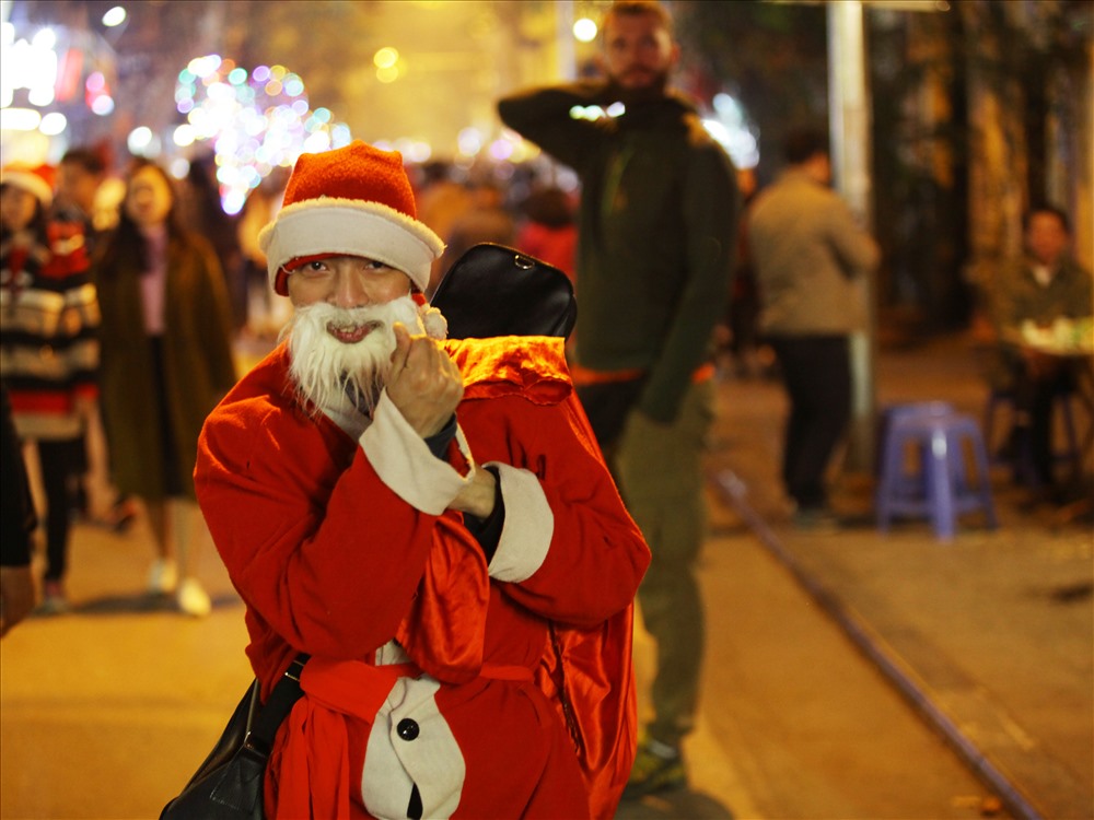 Khoảng 11 giờ, nhiều “ông già Noel” trở về nhà sau khi hoàn thành nhiệm vụ, khép lại một mùa Noel đầy ý nghĩa. (ảnh Minh Hoàng)