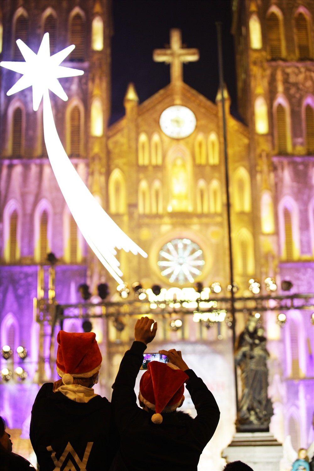 Nhiều người khác chọn cách chụp lại những khung cảnh chỉ đêm Noel mới có tại Nhà thờ Lớn. (ảnh Minh Hoàng)