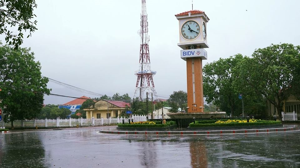 Theo đồng hồ trên bùng binh Nguyễn Huệ bão đã chính thức vào đảo, mưa rào và gió giật liên tục