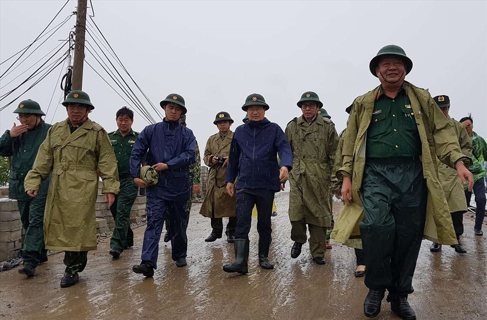 Phó Thủ tướng kiểm tra công tác phòng chống bão số 16 tại Bạc Liêu (Ảnh: Báo điện tử Chính phủ)