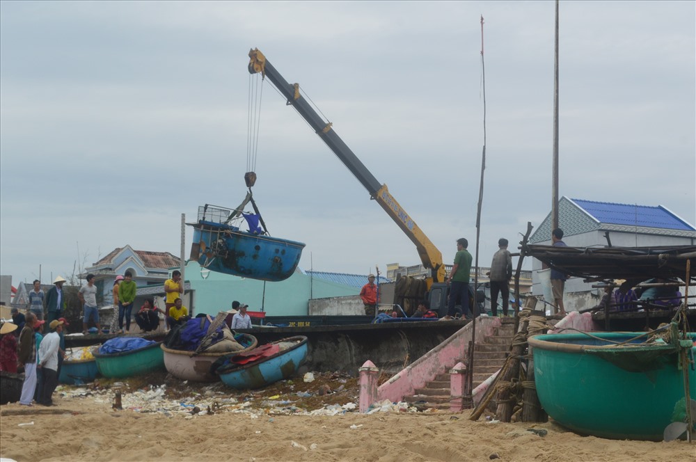Người dân làng chài Phước Hải cho cẩu các thuyền thúng vào bờ tránh bão 