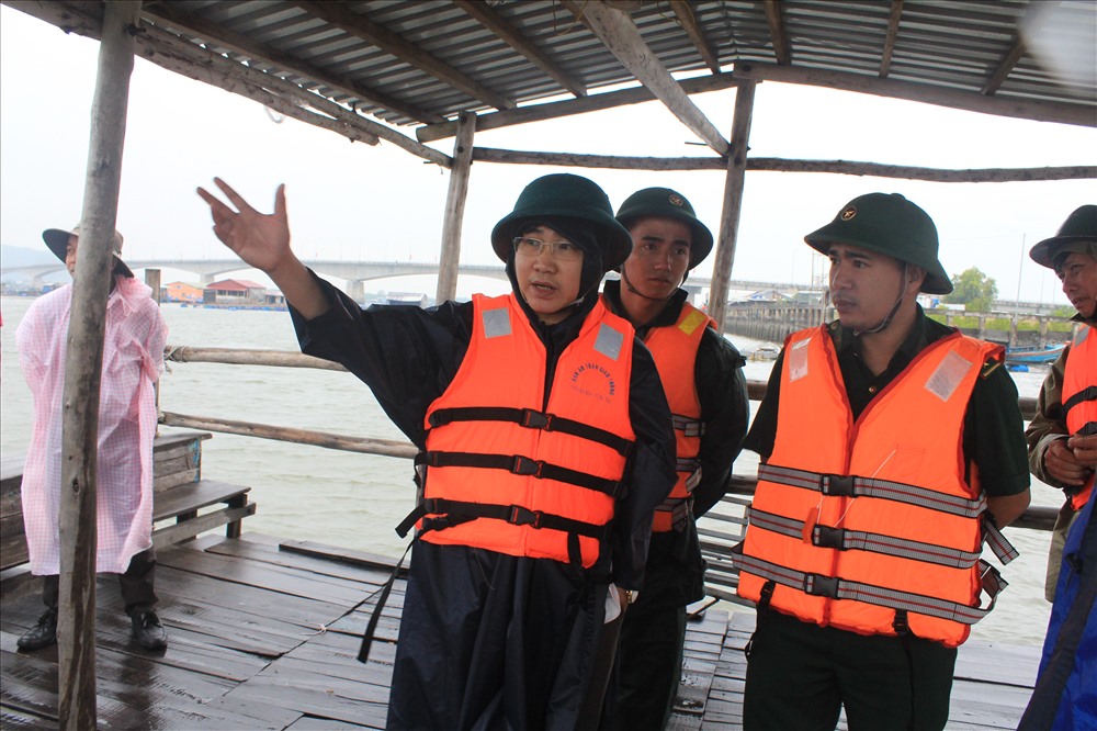 Ông Lê Xuân Tú, Chủ tịch xã đảo Long Sơn, TP. Vũng Tàu kêu gọi người dân tại lồng bè vào bờ tránh bão
