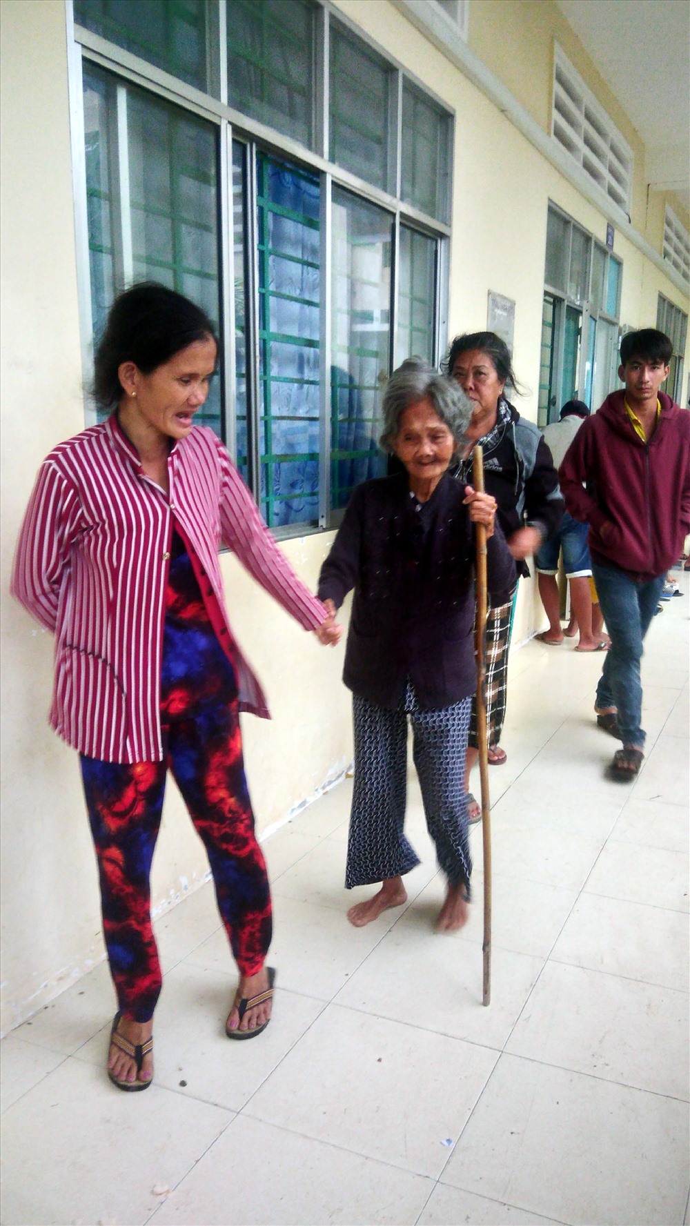 Chăm sóc người già tại điển tập trung Trường THPT Nguyễn Trung Trực, thị xã Giá Rai, Bạc Liêu