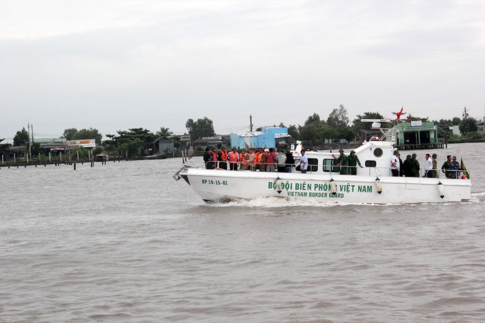 Tàu chở đoàn công tác Phó Thủ tướng Trịnh Đình Dũng kiểm tra thực địa vào chiều 25.12 (ảnh: P.V)