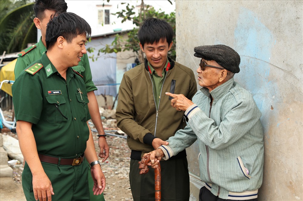 Được sự chăm sóc của các lực lượng chức năng sau những ngày trú bão trong các cơ sở mới được xây dựng kiên cố, cụ Bùi Việt Cường - 92 tuổi - thay mặt người dân gửi lời cảm ơn đến các lực lượng chức năng. Ảnh: Trường Sơn