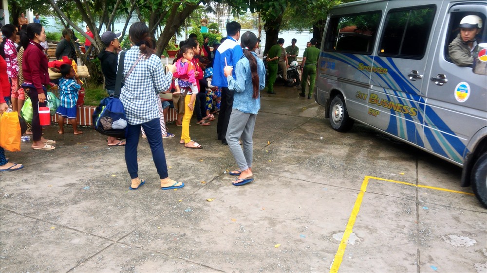 Thị xã Bạc Liêu bố trí xe cho người dân trú bão về lại nhà