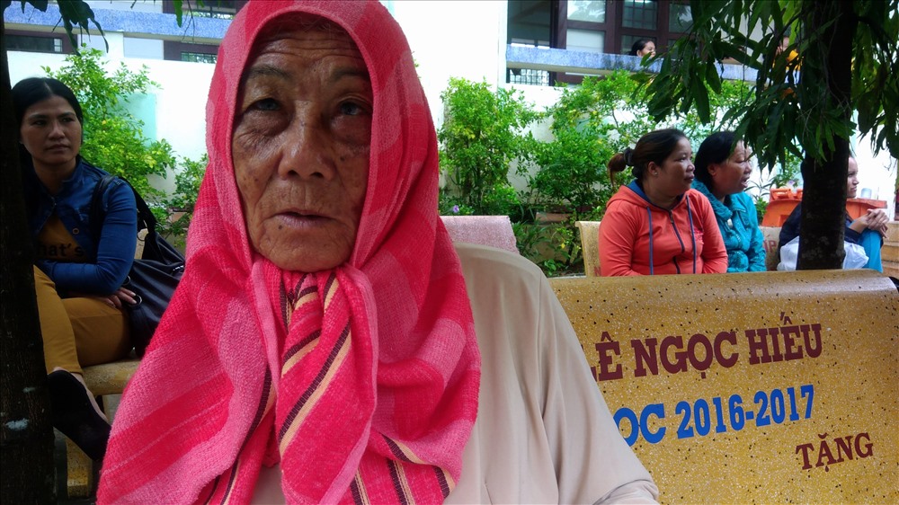 Bà Trần Thị Út, 86 tuổi xã Vĩnh Trạch Đông, vui mừng khi bão không vào chờ xe Thành phố Bạc Liêu đưa về nhà