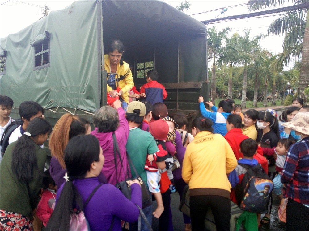 Dân Gành Hào, huyện Đông Hải vui mừng rời khỏi nơi trú bão tại điểm Trường Nguyễn Trung Trực, Thị xã Giá Rai