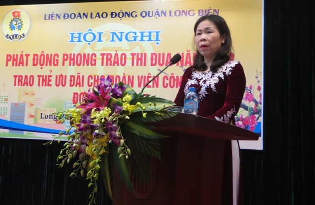 Bà Phan Thị Thanh Hằng - Chủ tịch LĐLĐ quận Long Biên phát động thi đua năm 2018. Ảnh: Xuân Trường