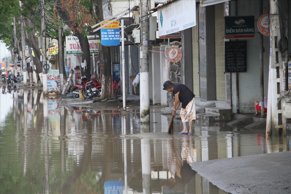 Người dân sống trên đường 23 tháng 10, TP Nha Trang, Khánh Hòa vất vả dọn dẹp nhà cửa. Ảnh: Văn Định