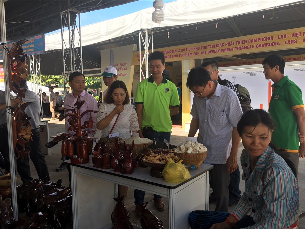 Tại một gian hàng trưng bày sản phẩm tại hội chợ - triển lãm tỉnh Bình Phước vừa tổ chức ở thị xã Đồng Xoài. Ảnh: C.H