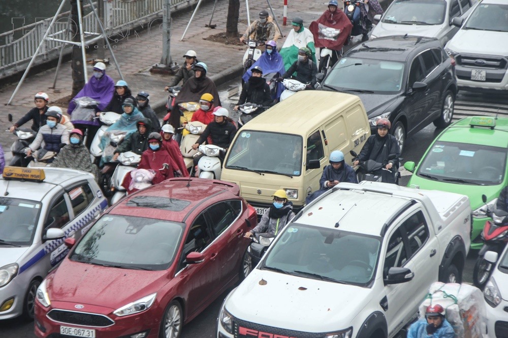 Hàng nghìn xe máy, ôtô kẹt cứng tại 