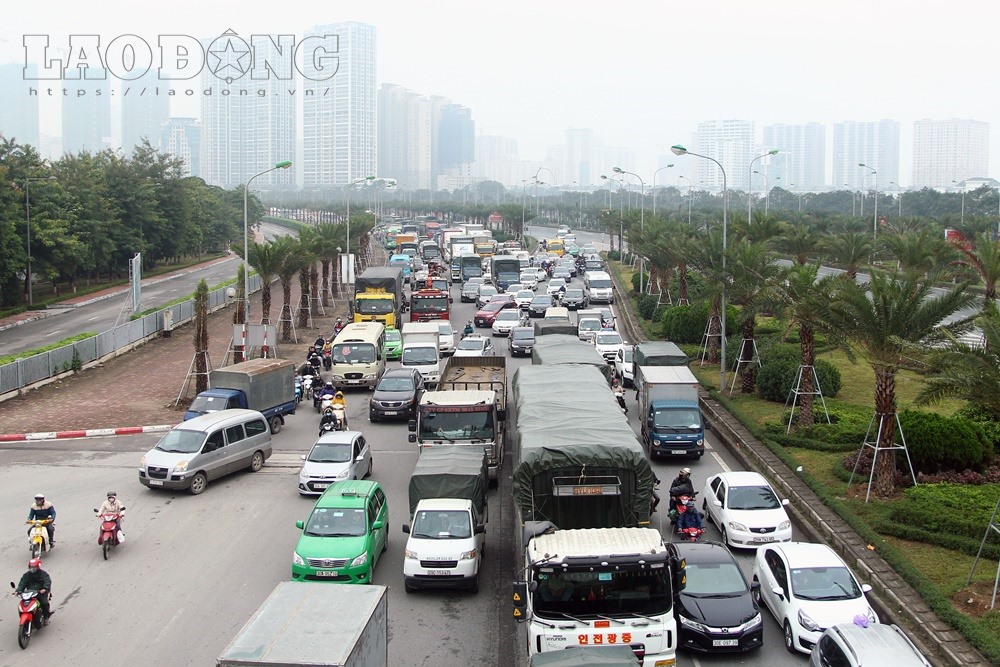 Vụ tai nạn khiến khu vực đầu đại lộ Thăng Long tắc nghẽn kinh hoàng.