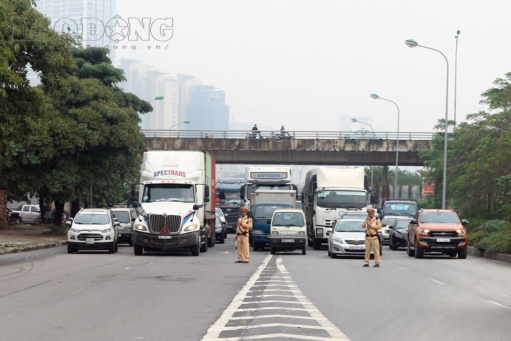 Do phải xử lý hiện trường vụ tai nạn, nên lực lượng CSGT ngăn không cho các phương tiện đi lên đại lộ.