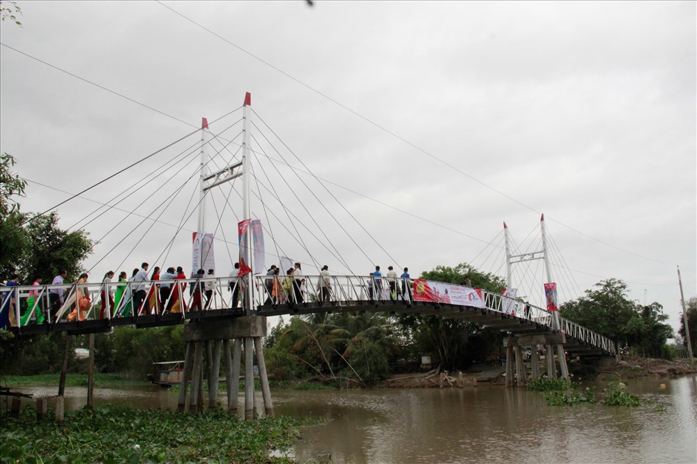 Với sự hỗ trợ của tập đoàn Tân Hiệp Phát, nhãn hàng Trà Thanh nhiệt Dr Thanh, người dân xã Bình Phong Thạnh hết sức vui sướng khi có cây cầu thép dây văng mới sừng sững hiện lên giữa ngã ba sông