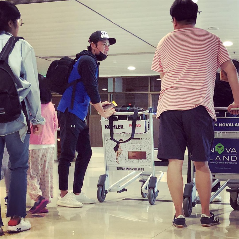 Nam diễn viên Jang Dong Gun ăn mặc giản dị tại sân bay Phú Quốc 