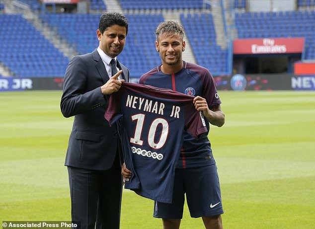 Thương vụ Neymar chuyển tới PSG đã tốn không ít giấy mực của báo chí. Ảnh: Associated Press.