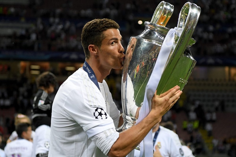Ronaldo cùng danh hiệu Champions League 2017. Ảnh: The Sun.