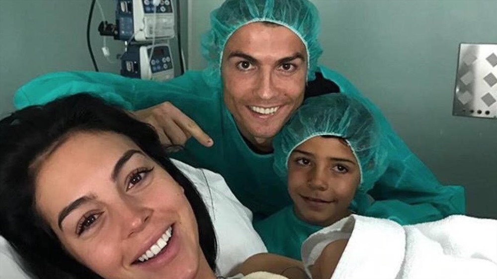 Ronaldo bên cạnh Georgina khi cô chuẩn bị hạ sinh Alana Martina. Ảnh: Instagram.