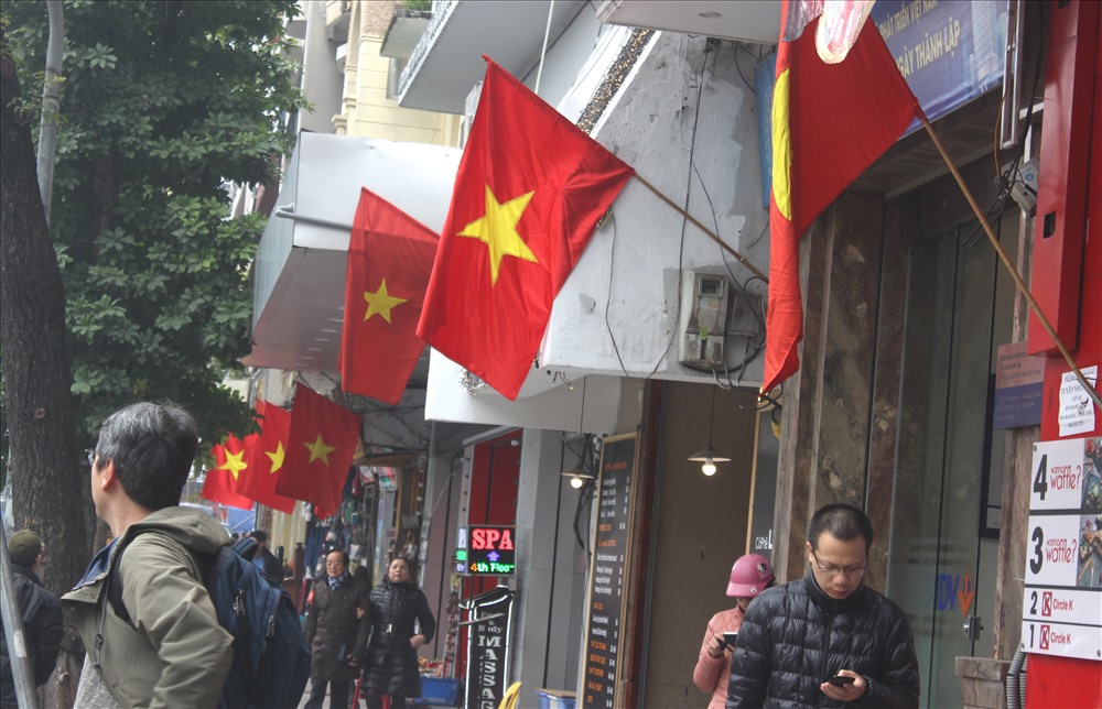 Không khí năm mới đang tràn ngập trên khắp phố phường Hà Nội. Tại nhiều tuyển phố, mỗi  gia đình đều treo cờ Tổ quốc.
