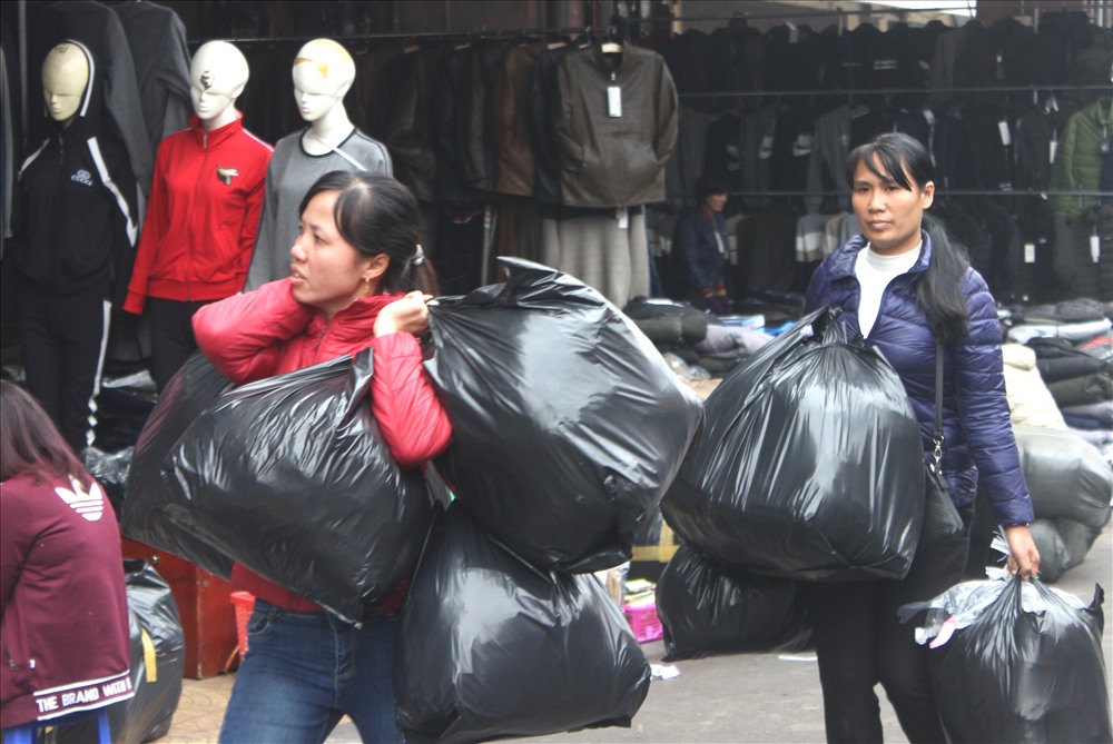 Khu vực chợ Đồng Xuân, hoạt động kinh doanh buôn bán diễn ra tấp nập, đông đúc hơn bao giờ hết vào dịp cuối năm. Người lao động hối hả mua bán, tay xách nách mang túi đồ chất thành núi.