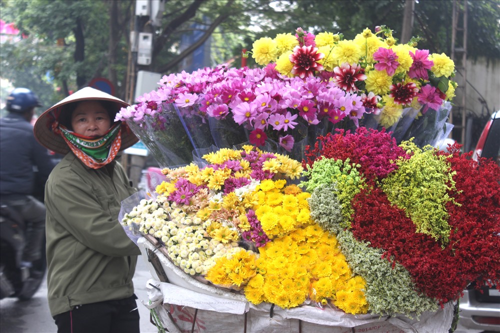 Những hàng hoa đầy đủ sắc màu trên phố Phan Đình Phùng góp thêm màu sắc cho phố phường Thủ đô.