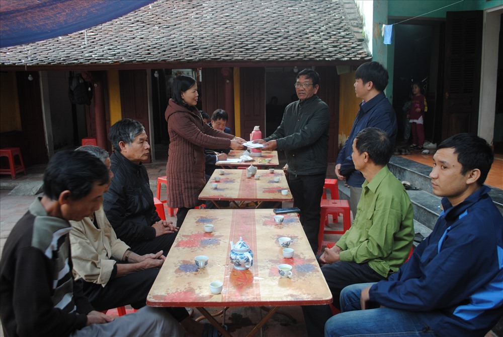 Lãnh đạo LĐLĐ tỉnh Thanh Hoá và đại diện Quỹ TLV Lao Động trao hỗ trợ tới thân nhân người thiệt mạng. 