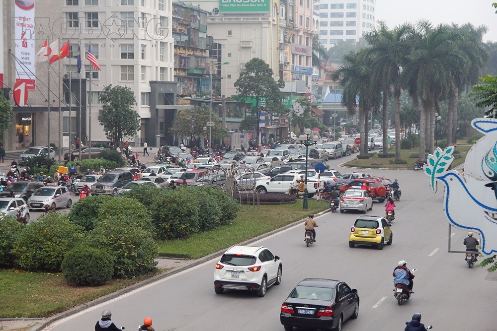 Cảnh trái ngược giữa hai làn đường trên đường Nguyễn Chí Thanh.