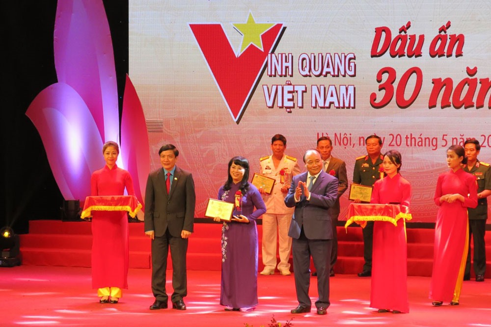Chương trình “Vinh quang Việt Nam - Dấu ấn 30 năm đổi mới”.