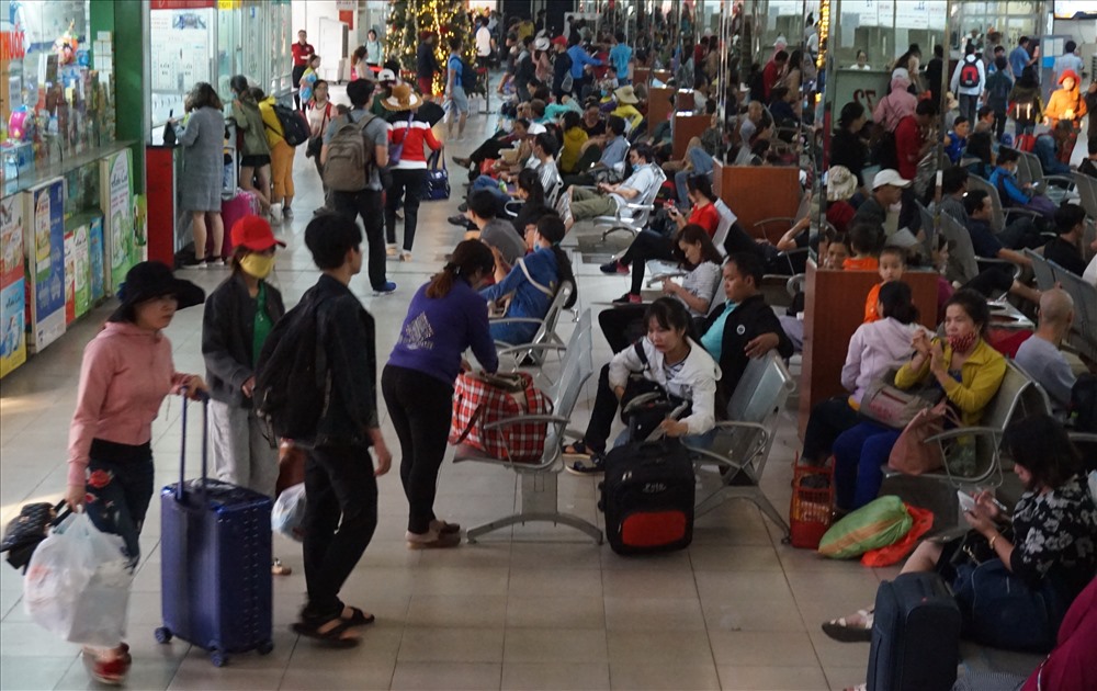 Nhiều hành khách có mặt ở Bến xe Miền Đông từ sớm để chờ giờ xuất bến.