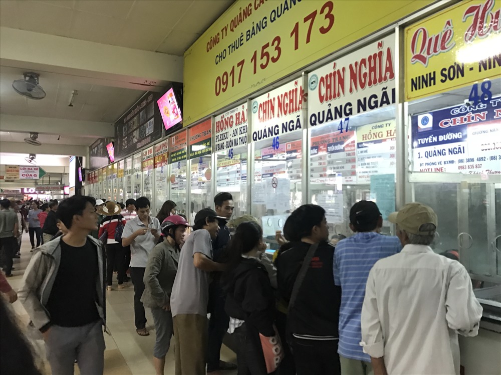 Hành khách tập trung mua vé xe về quê nghỉ Tết ở bến xe Miền Đông.