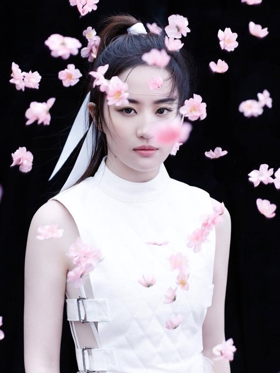 Lưu Diệc Phi vốn là tên tuổi hot nhất nhì làng giải trí Trung Quốc bởi nhan sắc quá đỗi xinh đẹp, thuần khiết, cô được truyền thông ưu ái gọi bằng tên “thần tiên tỷ tỷ“.