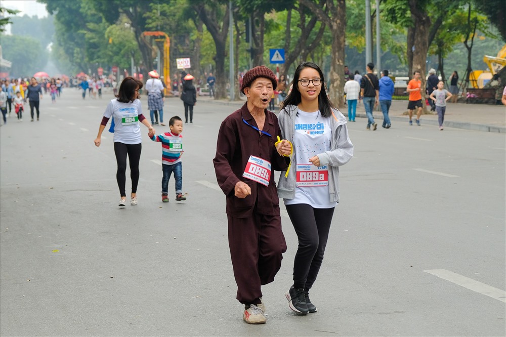 Ngoài hoạt động chạy, người tham gia còn có cơ hội trải nghiệm cách người khiếm thị cảm nhận cuộc sống như dùng gậy định hướng, di chuyển hay cách người khiếm thị đọc và viết. 