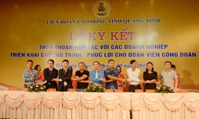Lãnh đạo LĐLĐ tỉnh Quảng Ninh và các DN ký cam kết cung cấp các sản phẩm, dịch vụ với giá ưu đãi cho đoàn viên CĐ. Ảnh: Nguồn LĐLĐ tỉnh Quảng Ninh.