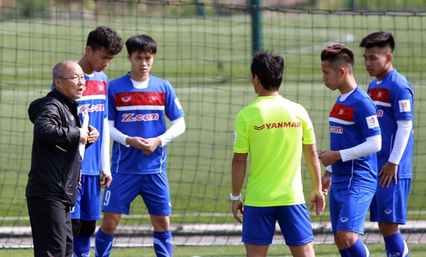 HLV Park Hang-seo (áo đen) và các học trò chỉ còn 1 trận giao hữu trước khi bước vào VCK U23 Châu Á 2018. Ảnh: VFF.