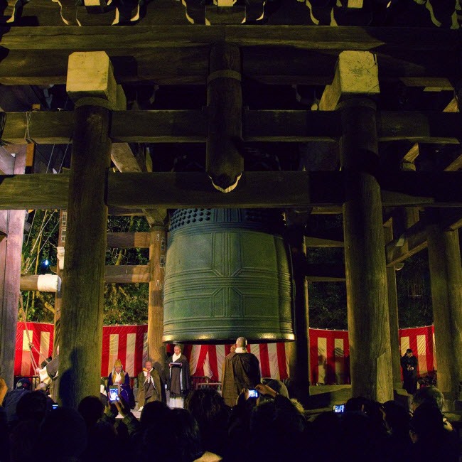 Vào thời khắc giao thừa, tất cả các ngôi chùa và đền ở Nhật Bản đánh 108 tiếng chuông để xua đuổi 108 cảm xúc ma quỷ của con người.