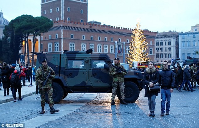 Cảnh sát tuần tra tại các khu vực tập trung đông người đón năm mới ở Rome, Italy để ngăn chặn các âm mưu khủng bố đêm giao thừa. (Ảnh: Reuters)