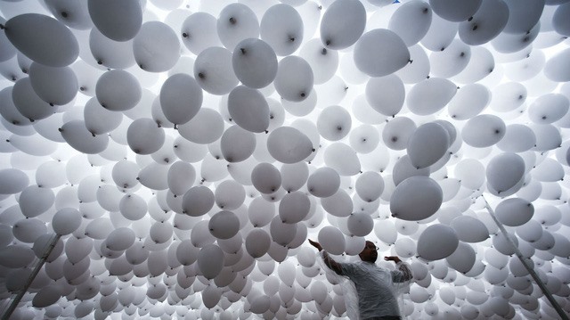 Hàng nghìn quả bóng bay màu trắng được thả để mừng năm mới tại Sao Paulo, Brazil. (Ảnh: AFP)