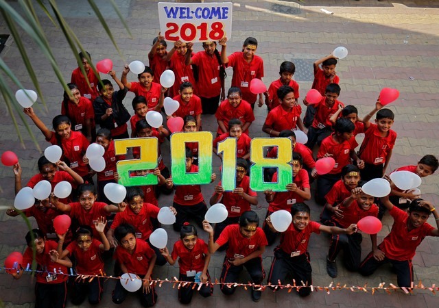 Không khí chào đón năm mới 2018 tại một ngôi trường ở Ahmedabad, Ấn Độ (Ảnh: Reuters)