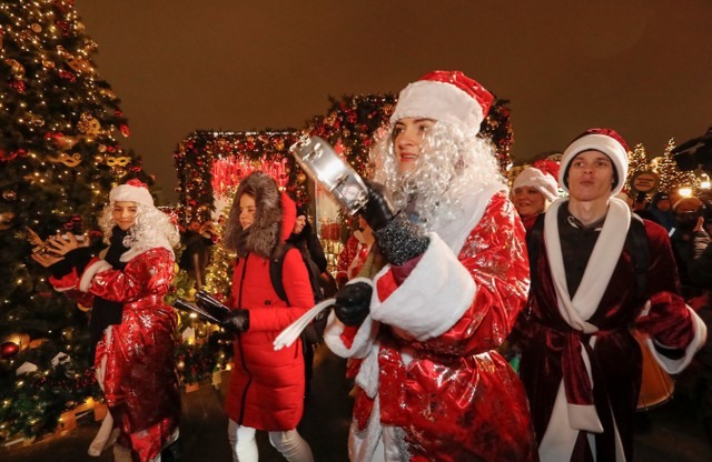 Người dân hóa trang thành ông già Noel trong hoạt động đón năm mới ngoài trời tại Moscow, Nga. (Ảnh: Reuters)