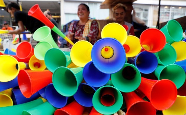 Những chiếc kèn nhiều màu được bày bán để phục vụ năm mới tại khu chợ ở thủ đô Manila, Philippines (Ảnh: Reuters)