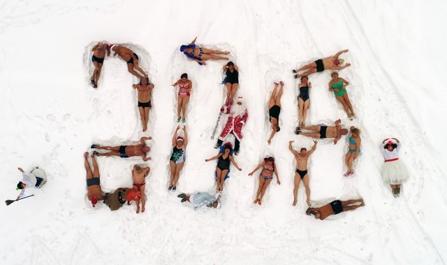 Câu lạc bộ bơi mùa đông Cryophile tạo hình số 2018 trên tuyết để chào đón năm mới ở thành phố Krasnoyarsk, Siberia, Nga. (Ảnh: Reuters)