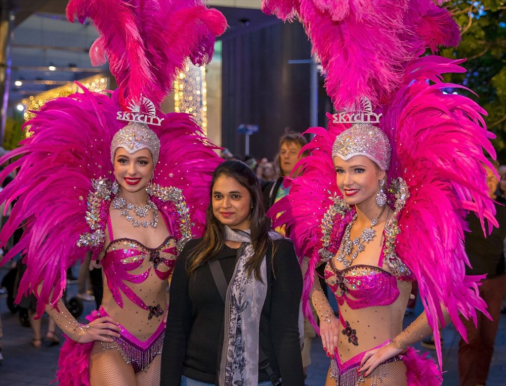 Du khách chụp ảnh với các vũ công của Sky City trong lễ đón năm mới ở Auckland, New Zealand. Ảnh: Getty