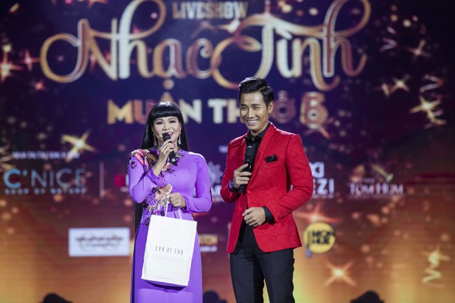 Nguyên Khang còn dẫn dắt câu chuyện về nghệ sĩ Ngọc Huyền lần đầu biểu diễn trên sân khấu Thủ Đô sau hơn 15 năm, về cảm xúc của cô khi biểu diễn ở đầu đông Hà Nội.