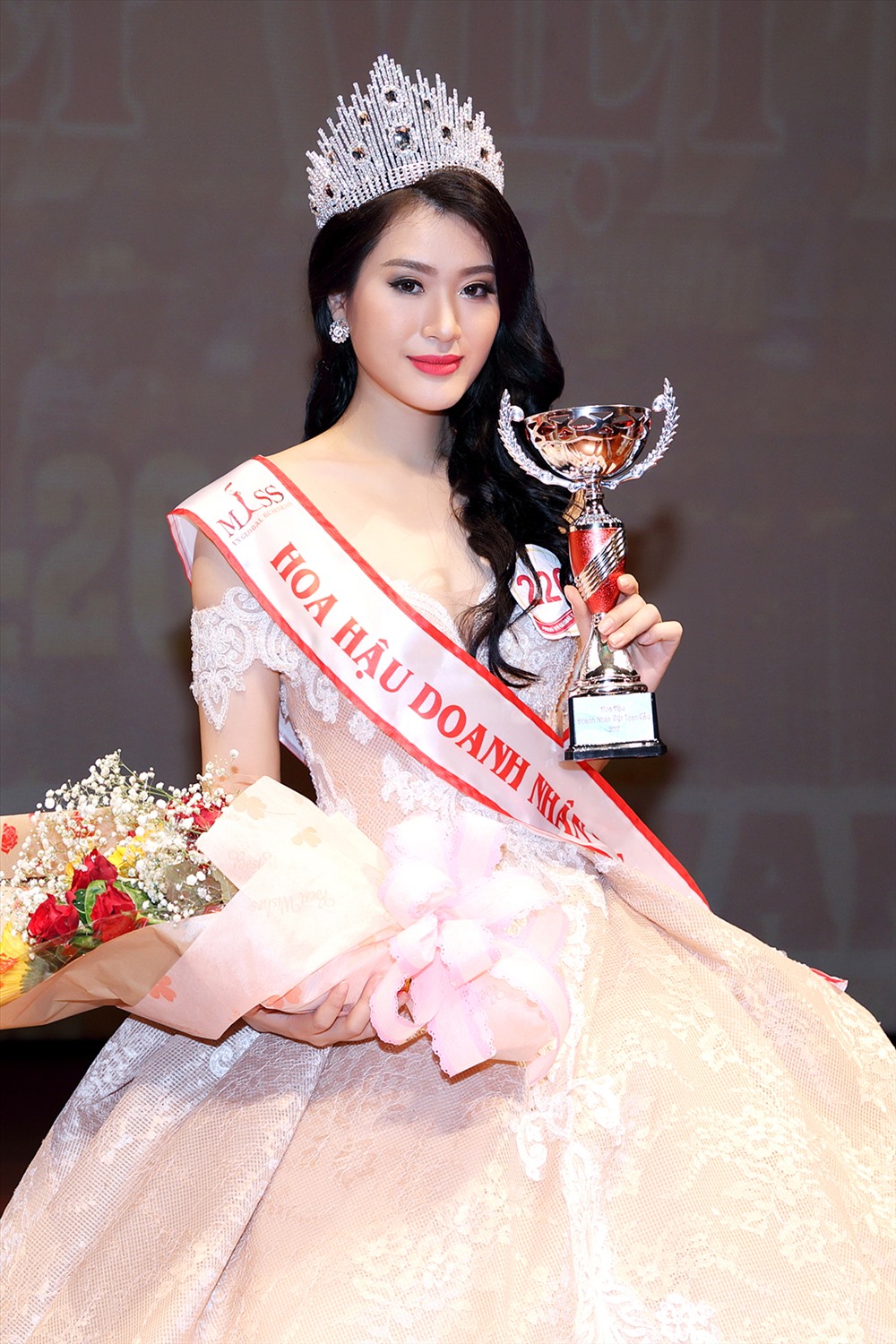 Người đẹp Bình Minh đăng quang Hoa hậu doanh nhân Việt toàn cầu