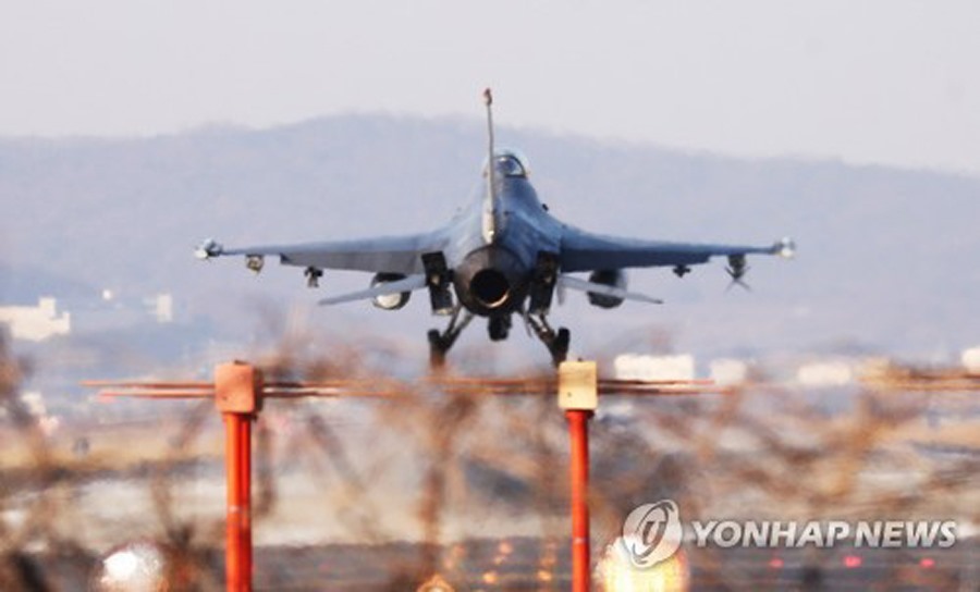 Máy bay chiến đấu F-16 của Không quân Mỹ tham gia cuộc tập trận Vigilant ace với Hàn Quốc vào ngày 4.12. Ảnh: Yonhap - News1