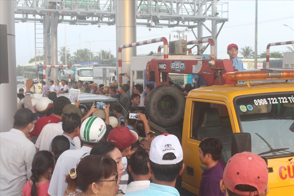 Đến Khoảng 15h30 ngày 30.11, trạm thu phí BOT Cai Lậy gần như bị tê liệt khi có hàng trăm tài xế và những người dân phản đối thu phí