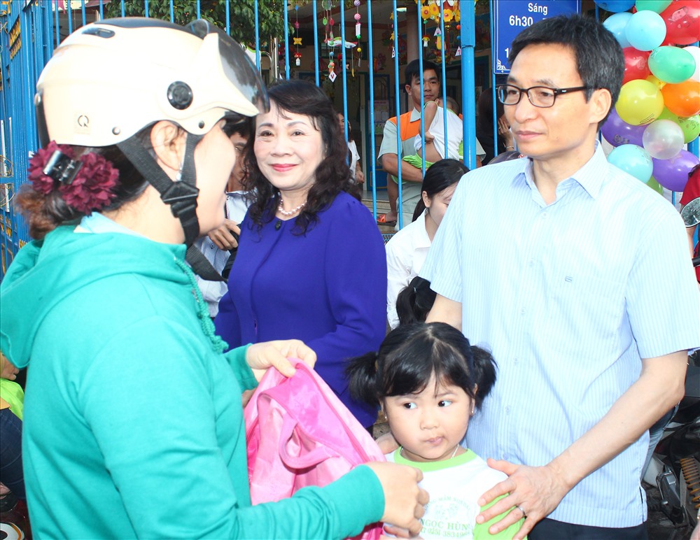 Phó thủ tướng đang hỏi thăm công nhân Phan Thị Hạnh, là Công nhân Cty Taekwang Vina (KCN Biên Hòa 2) gửi con tại trường mầm non Ngọc Hùng