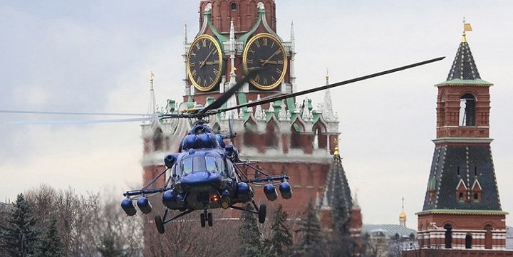 Trực thăng Mil Mi-8 bay trên bầu trời Điện Kremlin.